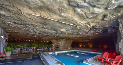 The Sunrise Suite – Waterfront Screened Balcony w/Pool!