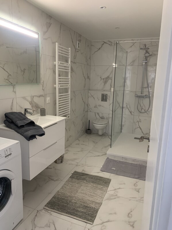 Douche, serviettes fournies, savon, papier de toilette
