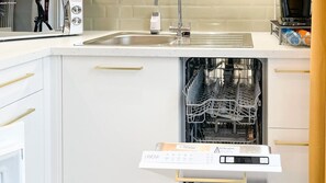 冰箱、微波炉、烤箱、炉灶
