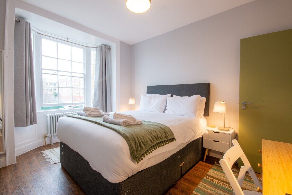 1 habitación, escritorio, tabla de planchar con plancha y wifi gratis 