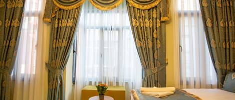 Deluxe-Dreibettzimmer | Hochwertige Bettwaren, schallisolierte Zimmer, Bügeleisen/Bügelbrett