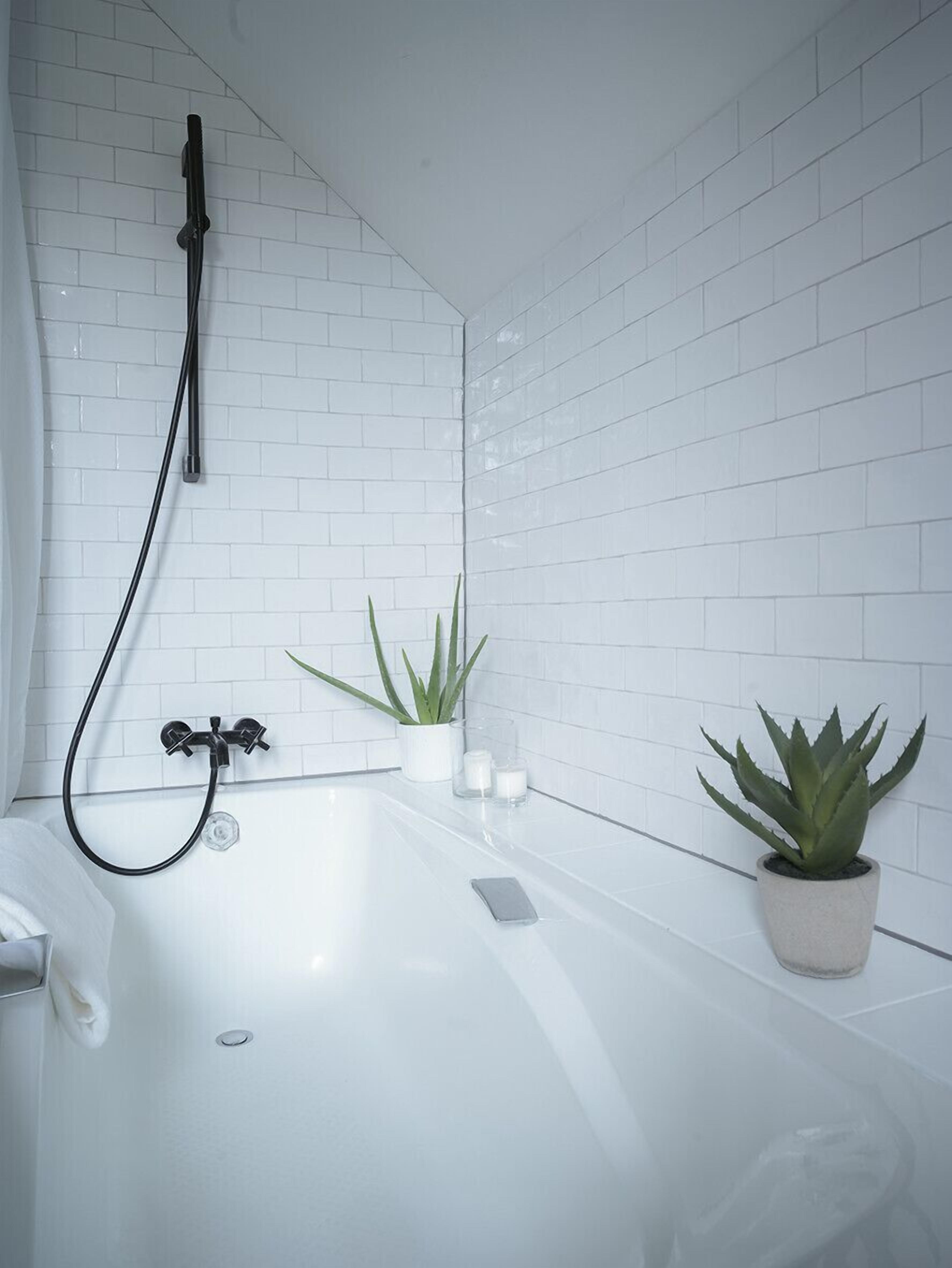 Een douche, een haardroger, handdoeken