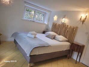 3 chambres, bureau, fer et planche à repasser, lit parapluie