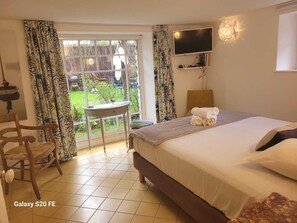 3 chambres, bureau, fer et planche à repasser, lit parapluie