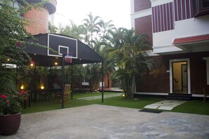 Fachada de la propiedad por la tarde o noche