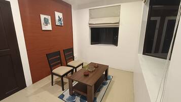 Deluxe Room | Living area | Flat-screen TV