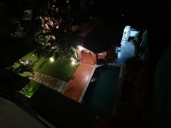 Fachada de la propiedad por la tarde o noche