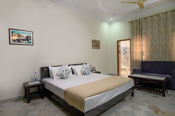 9 bedrooms, WiFi, bed sheets