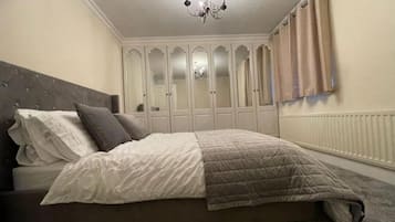 4 bedrooms, iron/ironing board, WiFi, bed sheets