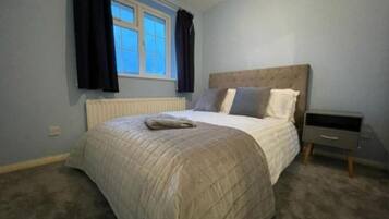 4 bedrooms, iron/ironing board, WiFi, bed sheets