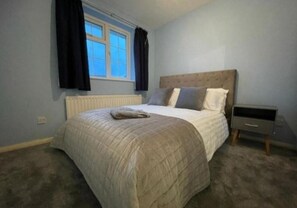 4 habitaciones, tabla de planchar con plancha, wifi y ropa de cama 