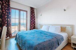 Escritorio y ropa de cama 