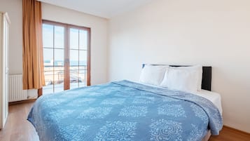 Escritorio y ropa de cama