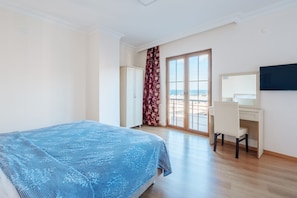 Standard Triple Room, Sea View | Desk, bed sheets - Miletus Otel (Sile)