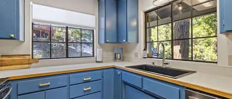 Jääkaappi, mikroaaltouuni, liesi, astianpesukone