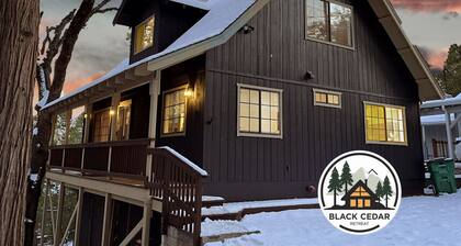 Black Cedar Retreat-Modern Cabin • A/C • Fast Wi-Fi • Gaming Bunkroom