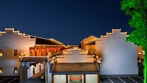 Un edificio tradicional con patio central, varios niveles y una entrada moderna.