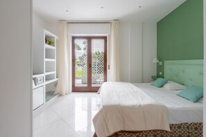 Standard Room | Hypo-allergenic bedding, down comforters, memory foam beds, minibar