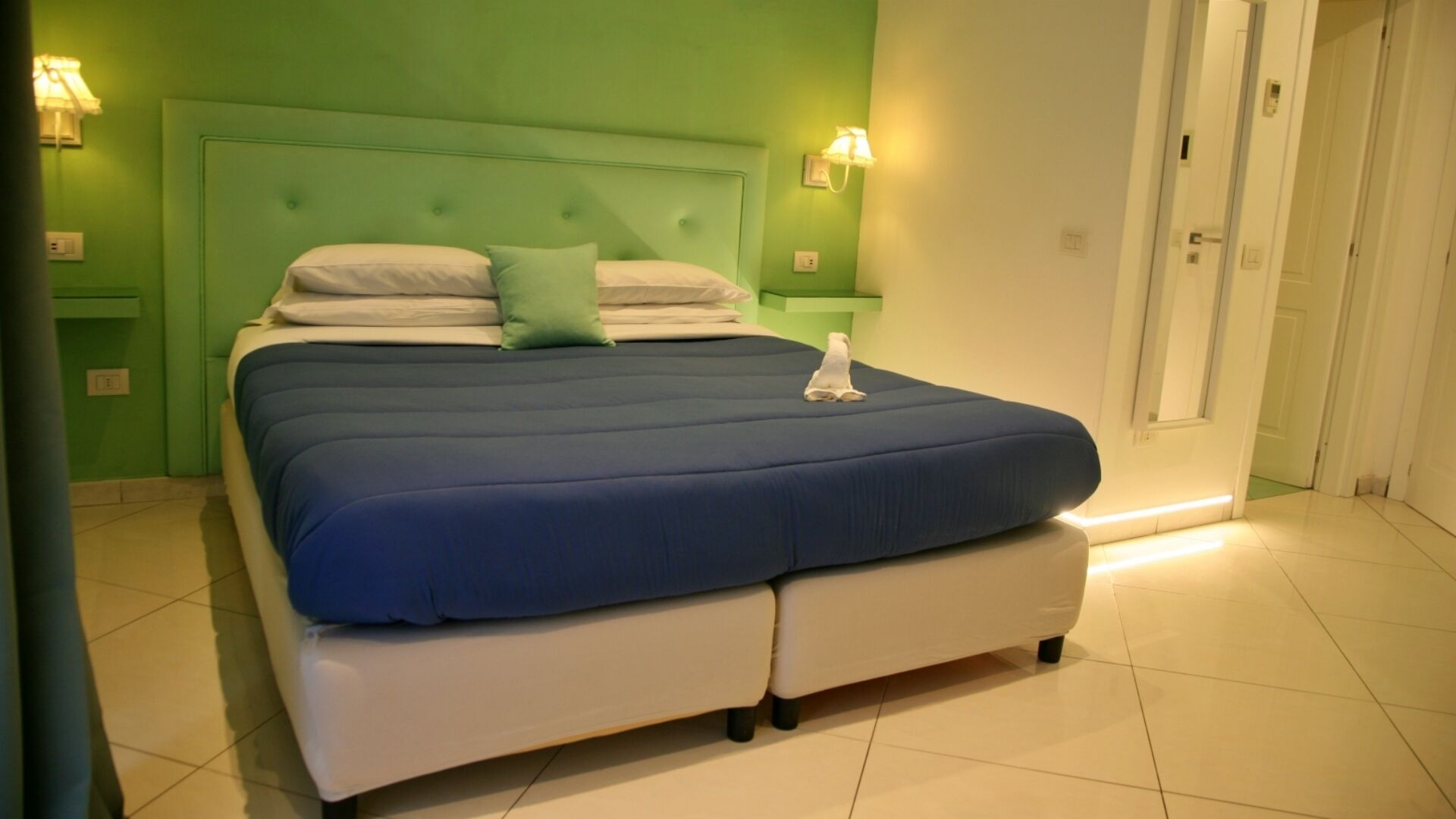 Standard Room | Hypo-allergenic bedding, down comforters, memory foam beds, minibar