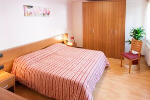 Zimmersafe, Bügeleisen/Bügelbrett, kostenloses WLAN, Bettwäsche