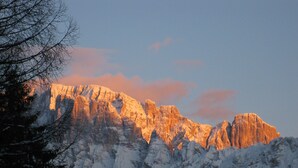 Een bergketen met besneeuwde toppen en een heldere lucht.