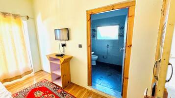 Deluxe Double Room | Bathroom | Shower, rainfall showerhead, free toiletries, towels