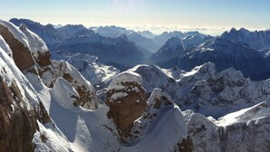 A panoramic view of snow-covered mountain peaks under a clear sky. - Casa al Moro 5 (Rocca Pietore)
