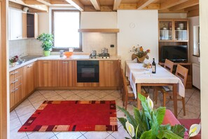 Fridge, oven, dishwasher, coffee/tea maker