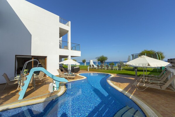 A heated pool - Villa 13: Private Pool & Sea Views for Ultimate Luxury (Protaras)