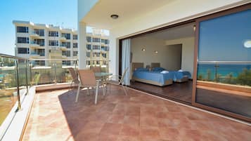5 bedrooms, iron/ironing board, internet, bed sheets