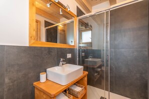 Shower, hair dryer, towels - Chalet Laura (Alleghe)