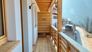 A wooden balcony with a view of a mountain. - Chalet Laura (Alleghe)