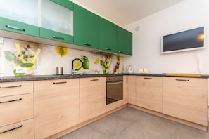 Fridge, oven, dishwasher, coffee/tea maker