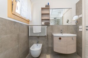 Suihku, hiustenkuivaaja, pyyhkeet