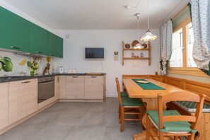 Jääkaappi, uuni, liesi, astianpesukone