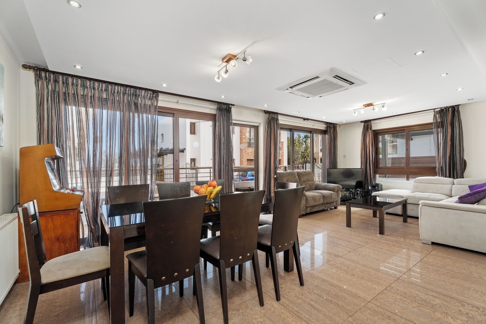 Televisión, videojuegos, reproductor de DVD y tenis de mesa 