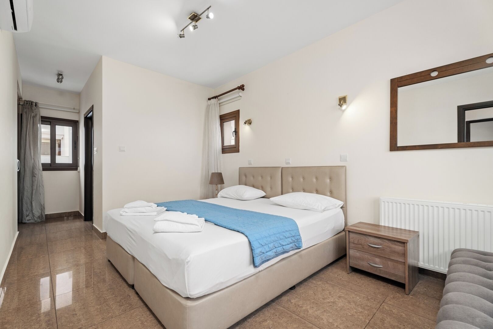 6 habitaciones, tabla de planchar con plancha, wifi y ropa de cama 