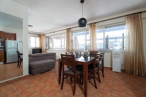 Televisor, videojocs i taula de tennis de taula 