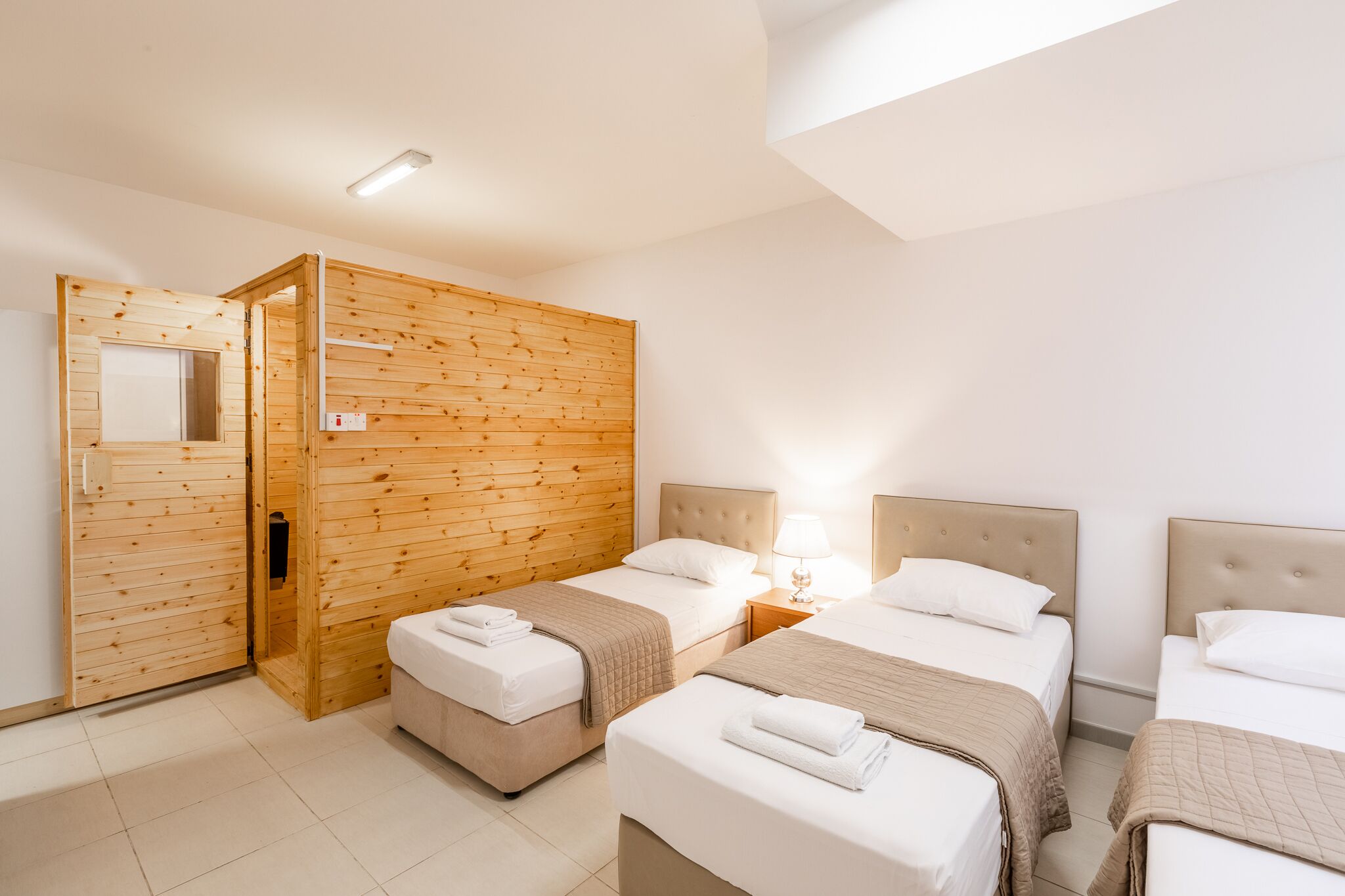 5 slaapkamers, een strijkplank/strijkijzer, internet, beddengoed