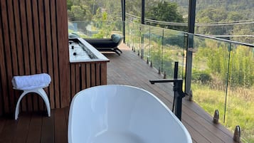 Outdoor spa tub