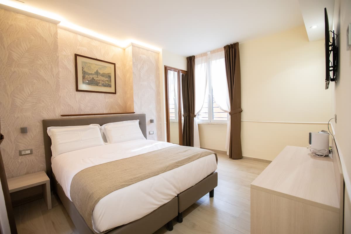 Superior-Doppel- oder -Zweibettzimmer, Terrasse, Stadtblick | Minibar, Zimmersafe, individuell eingerichtet, Schreibtisch