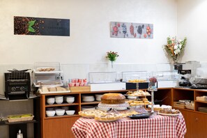Free daily buffet breakfast  - Hotel Maximus (Rome)