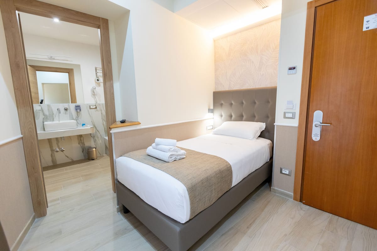 Einzelzimmer, Balkon, Stadtblick | Minibar, Zimmersafe, individuell eingerichtet, Schreibtisch