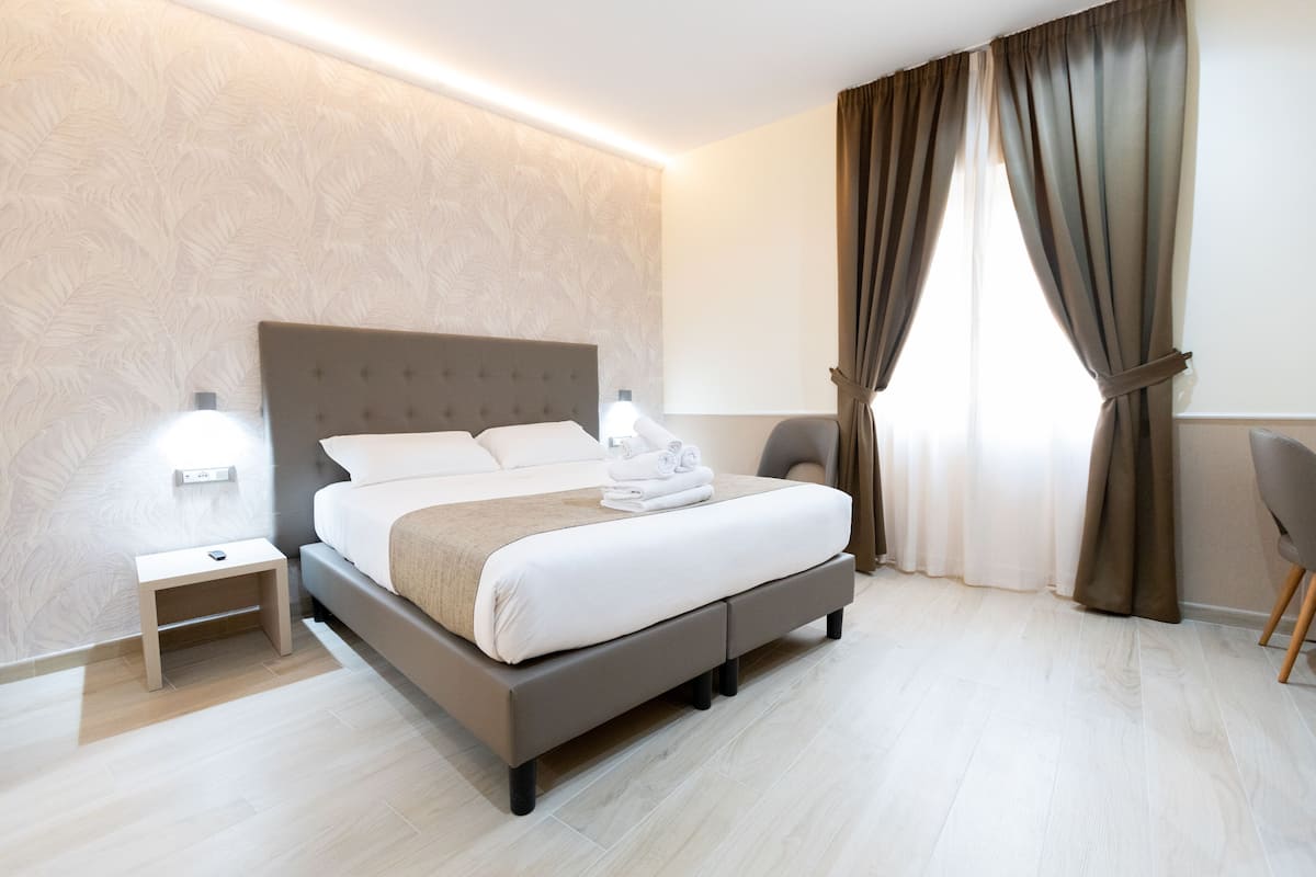 Doppel- oder Zweibettzimmer, Terrasse, Stadtblick | Minibar, Zimmersafe, individuell eingerichtet, Schreibtisch