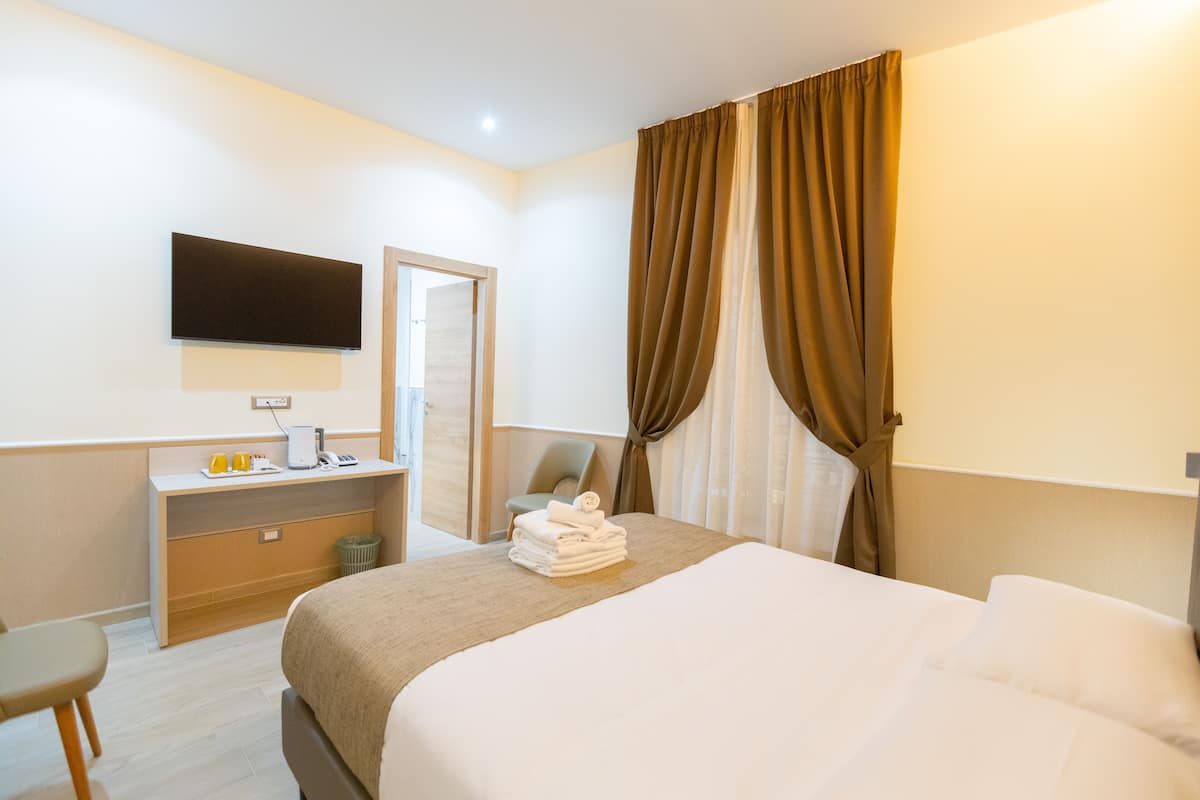 Economy-Doppel- oder -Zweibettzimmer, Blick auf den Innenhof | Minibar, Zimmersafe, individuell eingerichtet, Schreibtisch