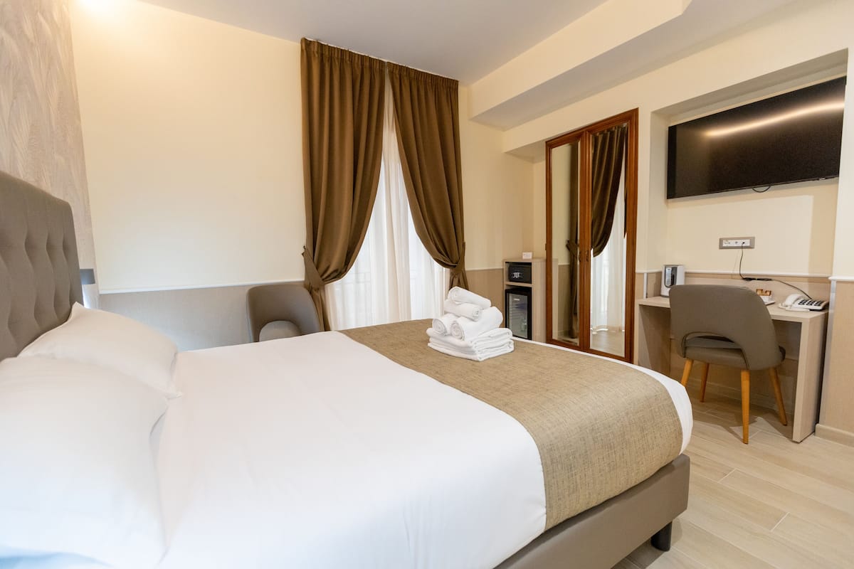 Standard-Doppel- oder -Zweibettzimmer, Stadtblick | Minibar, Zimmersafe, individuell eingerichtet, Schreibtisch
