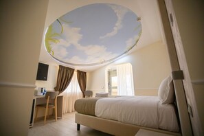 Suite, Terrasse, Stadtblick | Minibar, Zimmersafe, individuell eingerichtet, Schreibtisch