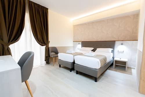 Quarto casal ou duplo luxo, sacada, vista para a cidade | Frigobar, cofres nos quartos, individualmente mobiliados, escrivaninha