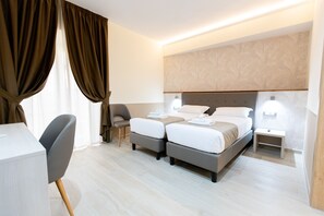 Deluxe Double or Twin Room, Balcony, City View | Bar mini, peti besi dalam bilik, dilengkapkan perabot secara berasingan 