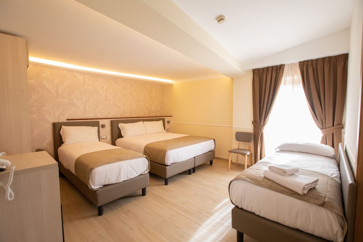 Minibar, Zimmersafe, individuell eingerichtet, Schreibtisch